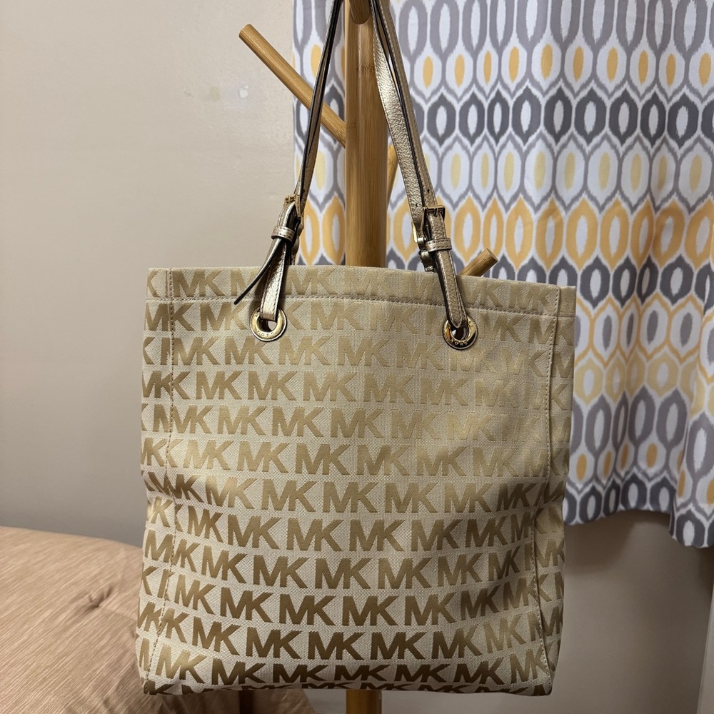 STYLISH Michael Kors Golden Tote Bag - Excellent Condition